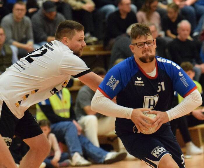 Nicht zu stoppen: Rotenburgs Lukas Günther (rechts) setzt sich gegen Marc von Manger und die WHO-Defensive durch. Foto: Alicia Kreth.